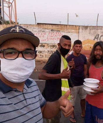 Entregando marmitas a moradores de rua.